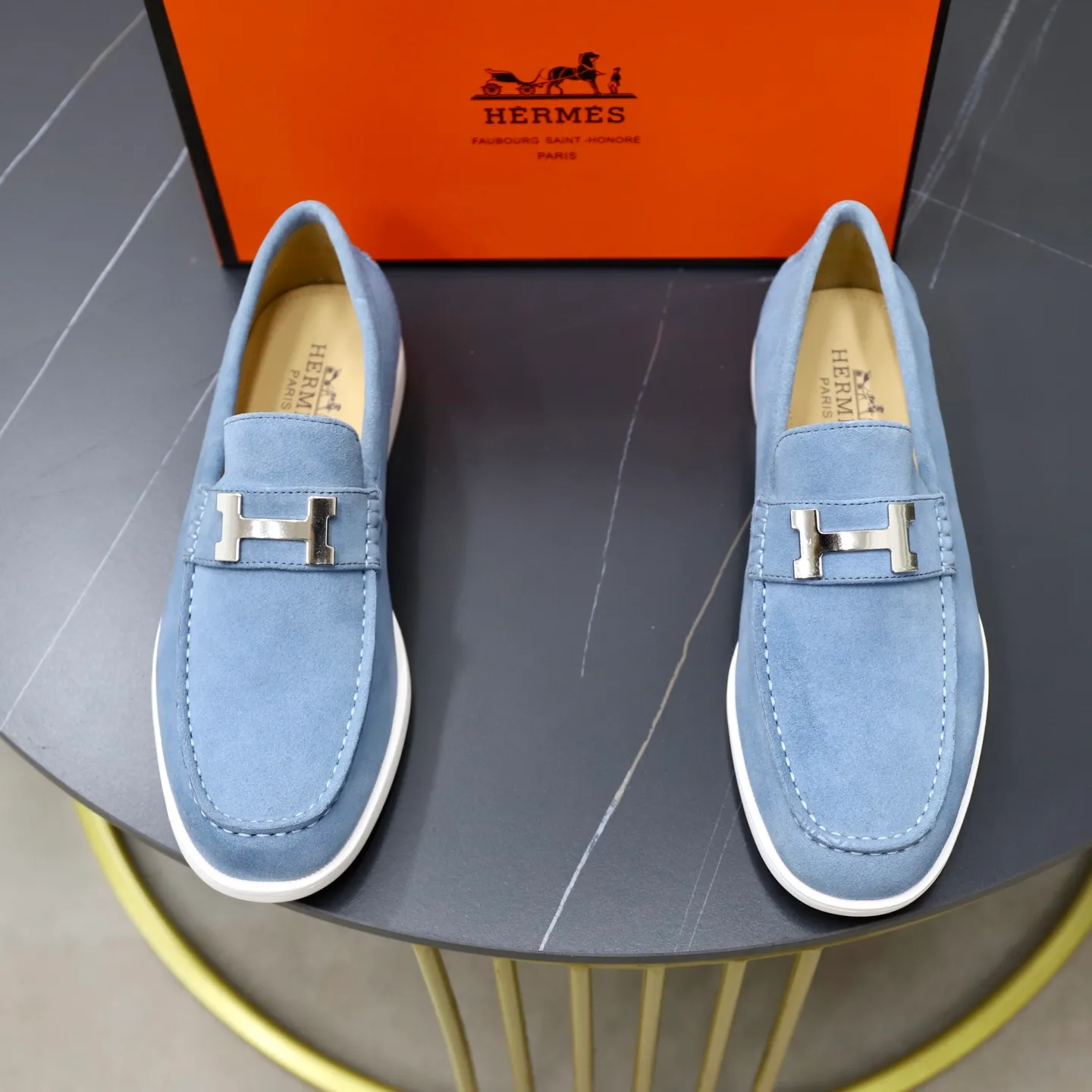 Ex-factory price: 540💰Hermès/Hermès slip-on men's shoes. This shoe is made of imported cow suede leather, with simple and smooth lines, and a 3CM rubber foam ultra-light sole combined with aerodynamic design! Youthful and fashionable, H button decoration, contrasting leather embellishment on the heel, calf lining to gently wrap your feet, with embossed logo cowhide feet, leather rock strips, casual and urban style, highlighting youthful vitality, sports and leisure version, super versatile Size number: 38-39-40-41-42-43-44 Standard leather shoe size (45 can be customized but does not support returns)